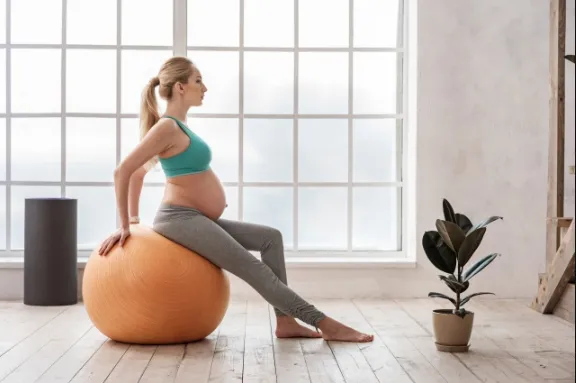 Wie führe ich die Übungen während der Schwangerschaft auf dem Ball richtig aus?