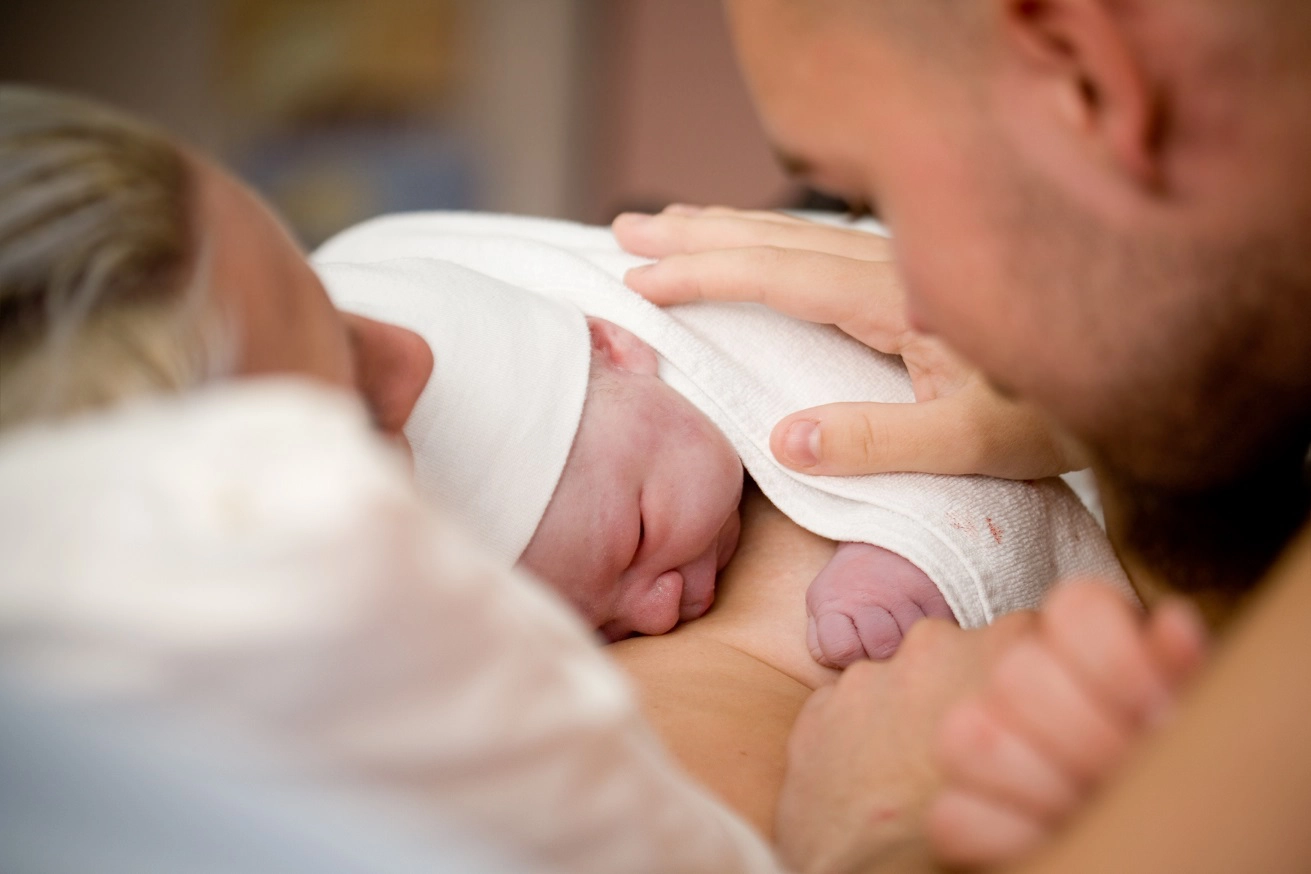 Känguruhen des Babys nach der Geburt - welche Vorteile hat das?